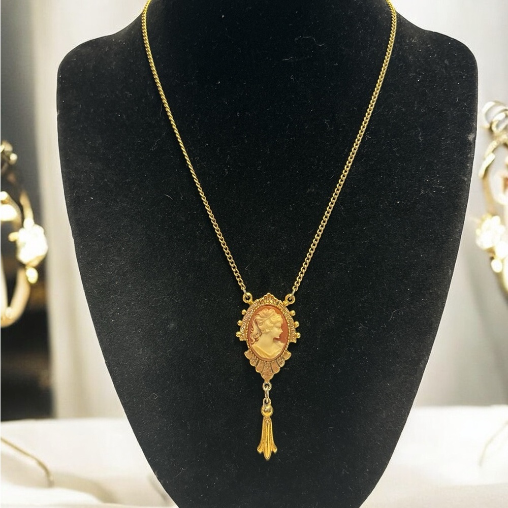 Vintage ART Arthur Pepper Gold Tone Resin Cameo Necklace 15”